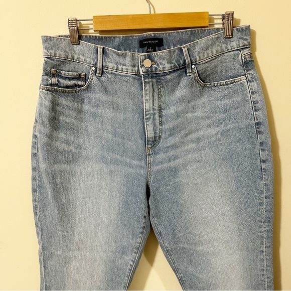 Ann Taylor The Kick Crop Light Wash Raw Hem Jeans Size 12 - Picture 5 of 11